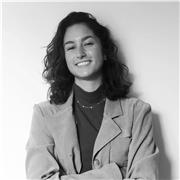 Ma langue maternelle est le Français, je suis bilingue en anglais et je suis illustratrice à mon compte.